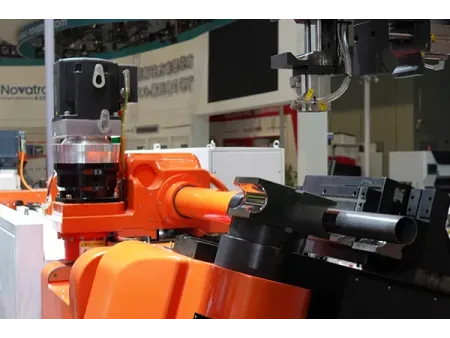 Wieloosiowa giętarka CNC do rur