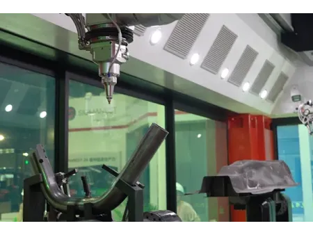 16-osiowa dwustanowiskowa wycinarka laserowa 3D